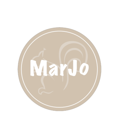 Logo von MarJo mit einem stilisierten Eichhörnchen und neutralem Hintergrund.